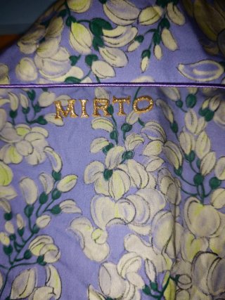 Pijama floral morado y amarillo
