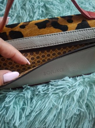Cartera Soruka Piel Leopardo y burdeos. Cuero