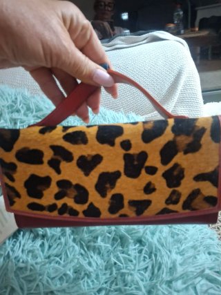 Cartera Soruka Piel Leopardo y burdeos. Cuero
