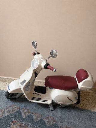 Vespa Piaggio Scooter Blanco y Granate