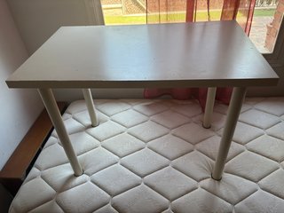 Mesa de madera Ikea, patas metálicas