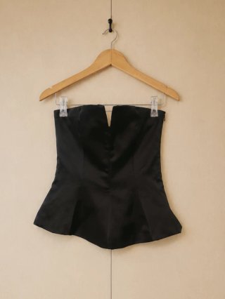 Top negro satinado escote pico