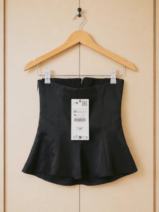 Top negro satinado escote pico