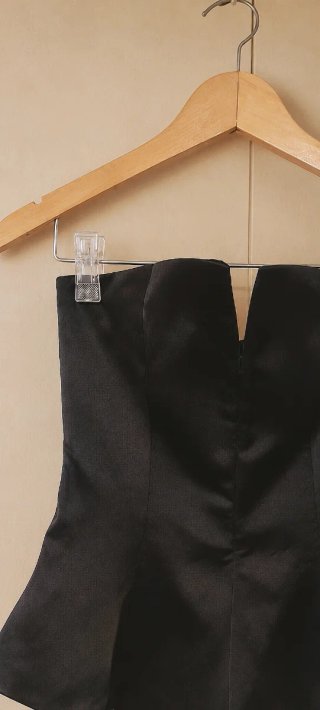 Top negro satinado escote pico