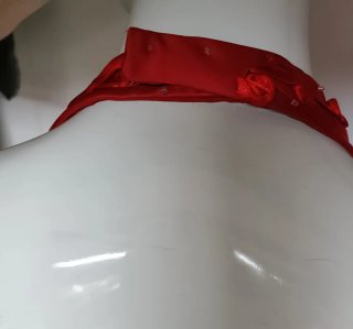 Vestido de fiesta rojo con bordado