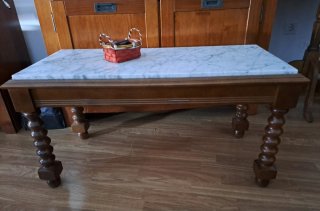 Mesa de centro con tapa de mármol