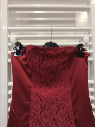 Vestido rojo de fiesta sin tirantes