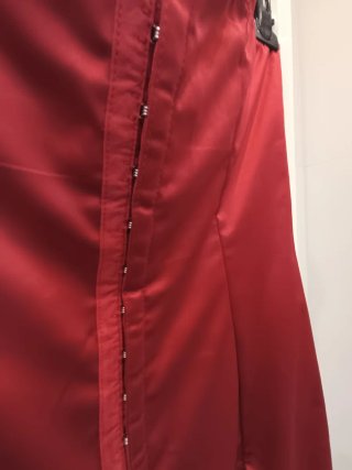 Vestido rojo de fiesta sin tirantes