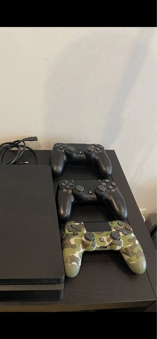PS4 (Playstation 4) con 3 mandos y juegos