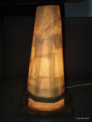Lampada da tavolo in tessuto e legno