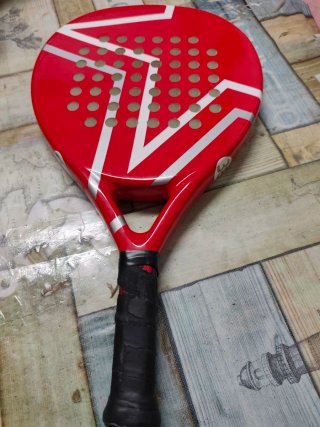 Raqueta de pádel roja