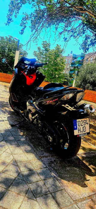 Yamaha Tmax Maxi Scooter Negra/Roja