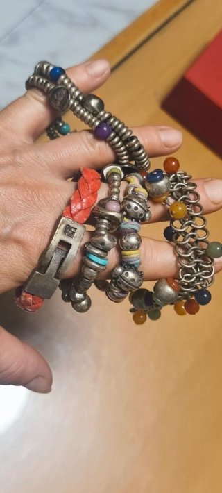 Conjunto de  pulseras y anillo