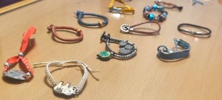 Lote de pulseras plateadas y rojas