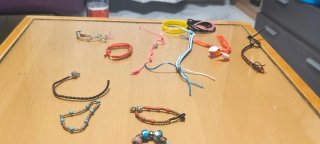 Lote de pulseras plateadas y rojas