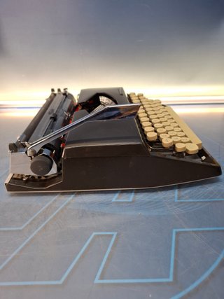 Maquina de escribir, Adler Tippa S