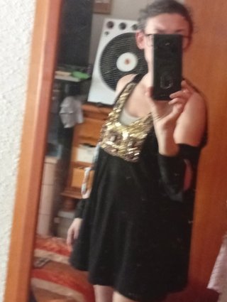 Camisola negra con detalles dorados Talla L