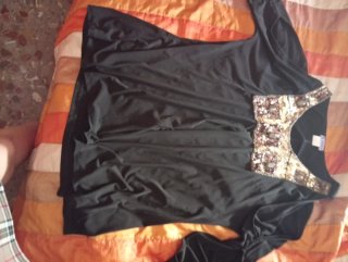 Camisola negra con detalles dorados Talla L