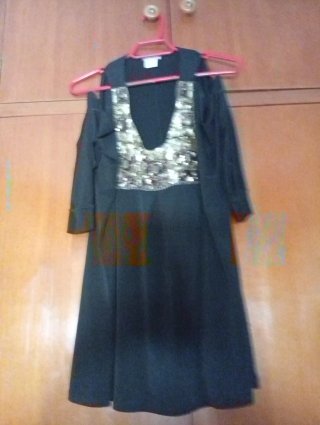 Camisola negra con detalles dorados Talla L