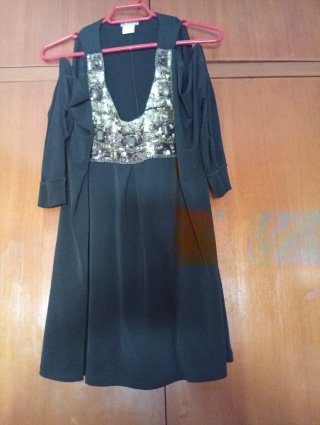 Camisola negra con detalles dorados Talla L