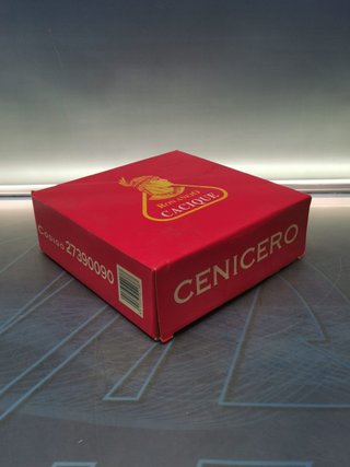 Bonito cenicero rojo de publicidad Cacique Ron Añejo.