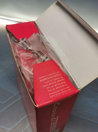 Bonito cenicero rojo de publicidad Cacique Ron Añejo.