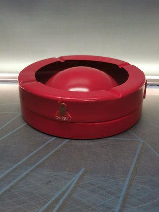 Bonito cenicero rojo de publicidad Cacique Ron Añejo.