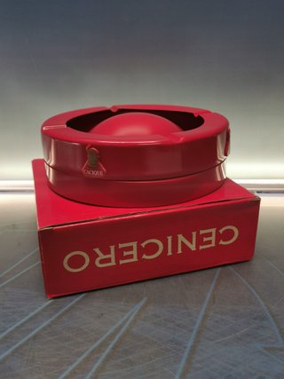Bonito cenicero rojo de publicidad Cacique Ron Añejo.