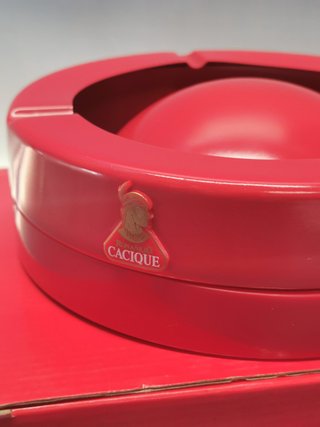 Bonito cenicero rojo de publicidad Cacique Ron Añejo.