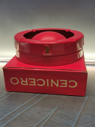 Bonito cenicero rojo de publicidad Cacique Ron Añejo.