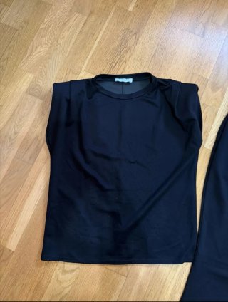 Conjunto camiseta hombreras y pantalón flare