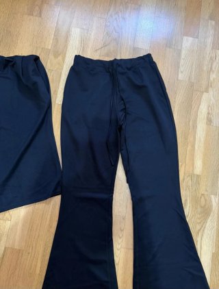 Conjunto camiseta hombreras y pantalón flare