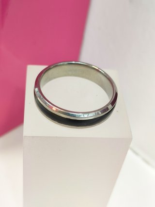 Anillo acero plateado con linea negra T23
