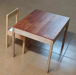 Mesa y silla de madera infantil