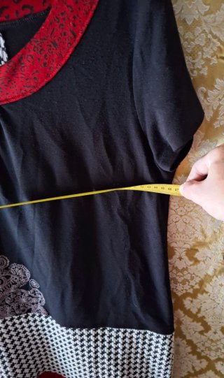 Camiseta negra con estampado