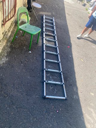 Escalera extensible de aluminio como nueva