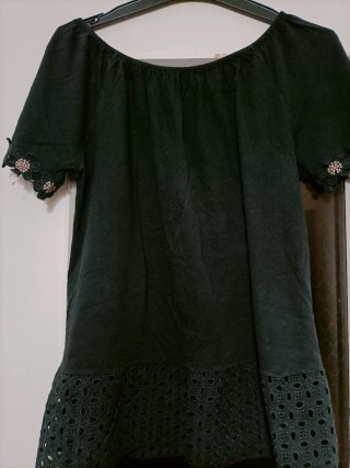 T-shirt nera con pizzo