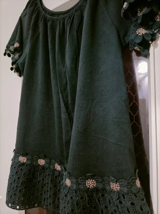 T-shirt nera con pizzo