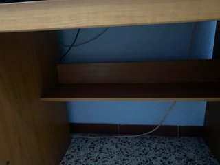 Escritorio de madera con cajones