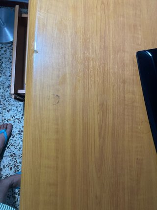Escritorio de madera con cajones