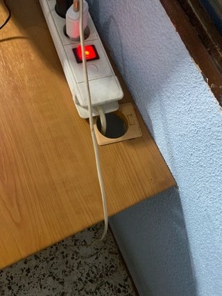 Escritorio de madera con cajones