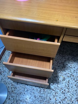 Escritorio de madera con cajones
