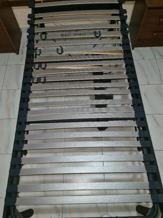 Cama articulada metálica y de madera
