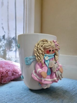 Taza artesanal con muñecas. Muchos modelos