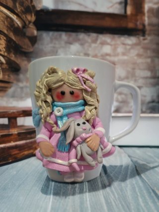 Taza artesanal con muñecas. Muchos modelos