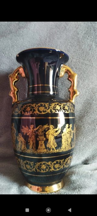 Jarrón de porcelana negro y dorado
