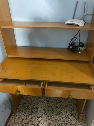 Escritorio de madera con estantería