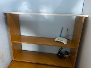 Escritorio de madera con estantería