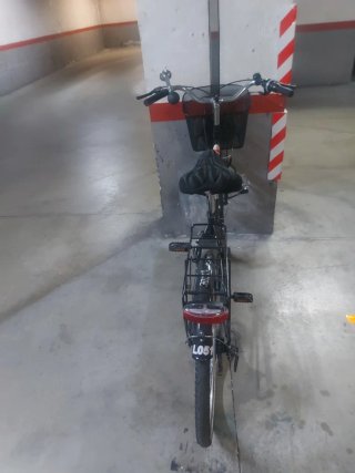 Bicicleta Urbana Negra con Cesta
