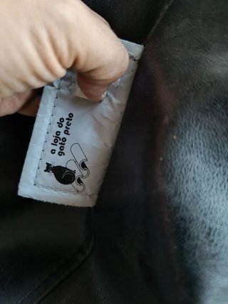Puf de piel negro